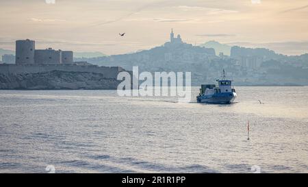 Notre-Dame de la Garde, Château d'If et ferry, Marseille, Provence-Alpes-Côte d'Azur, France, Banque D'Images