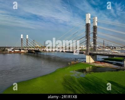 Duisburg, Rhénanie-du-Nord-Westphalie, Allemagne - chantier de construction du pont du Rhin de Neuenkamp, A40 construction de nouveau pont d'autoroute, le nouveau pont en face et Banque D'Images