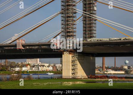 Duisburg, Rhénanie-du-Nord-Westphalie, Allemagne - chantier de construction du pont du Rhin de Neuenkamp, A40 construction de nouveau pont d'autoroute, le nouveau pont en face et Banque D'Images