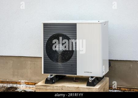 Duisburg, Rhénanie-du-Nord-Westphalie, Allemagne - pompe à chaleur, construction résidentielle dans une nouvelle zone de développement, nouveau quartier de développement avec single-fa Banque D'Images