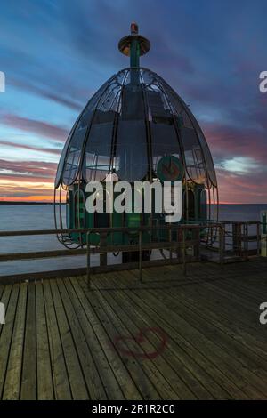 Tauchgoldel sur la jetée, Zinnowitz, Usedom Island, Mecklembourg-Poméranie occidentale, Allemagne Banque D'Images