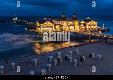 Jetée et chaises de plage sur la plage de Sellin, île de Rügen, Mecklembourg-Poméranie occidentale, Allemagne Banque D'Images