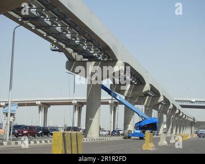 Le Caire, Egypte, 10 mai 2023: Le site monorail du Caire qui est en construction par la compagnie Orascom avec les colonnes et les voies dans la ville du Nouveau Caire, rapide Banque D'Images