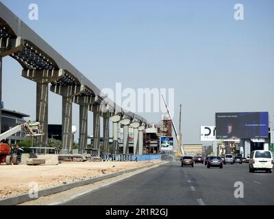 Le Caire, Egypte, 10 mai 2023: Le site monorail du Caire qui est en construction par la compagnie Orascom avec les colonnes et les voies dans la ville du Nouveau Caire, rapide Banque D'Images