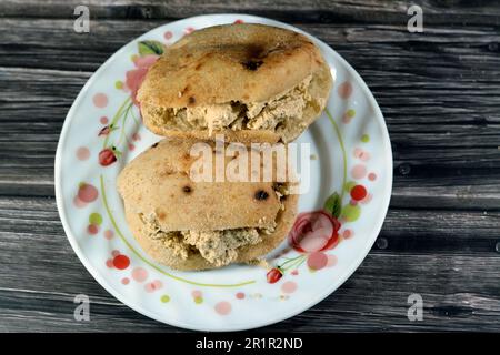Un sandwich de tahini halva ordinaire traditionnel ou Halawa Tahiniya comme tahini de base et base de sucre à l'intérieur d'un mini pain plat traditionnel égyptien avec whea Banque D'Images