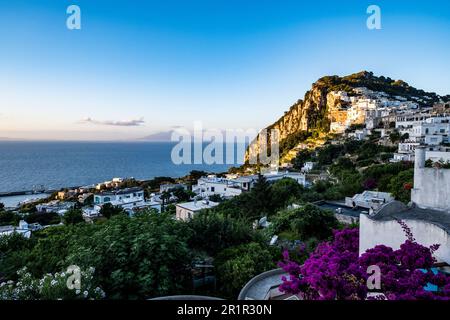 Vue sur la ville de Capri au coucher du soleil et le Vésuve en arrière-plan, l'île de Capri, le golfe de Naples, la Campanie, l'Italie, Europe Banque D'Images