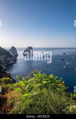 Yachts et bateaux dans la baie près des rochers Faraglioni, Capri, Golfe de Naples, Campanie, Italie, Europe Banque D'Images