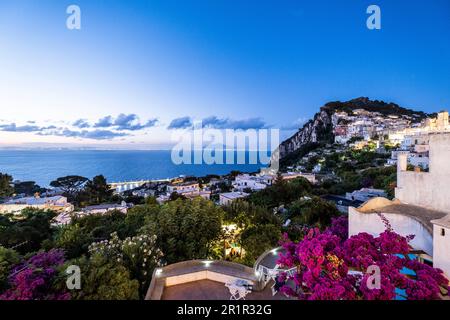 Vue sur la ville de Capri au coucher du soleil et le Vésuve en arrière-plan, l'île de Capri, le golfe de Naples, la Campanie, l'Italie, Europe Banque D'Images