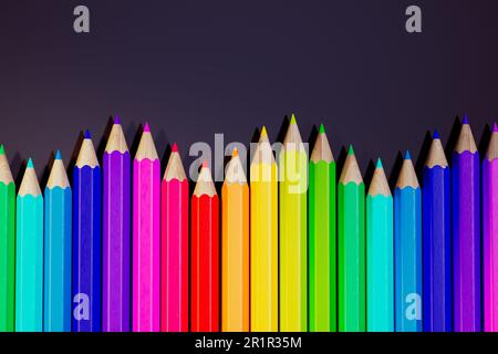 Une collection de crayons multicolores. Le nombre infini de crayons de différentes couleurs. Crayons multicolores à usage artistique. Prêt à dessiner. B Banque D'Images