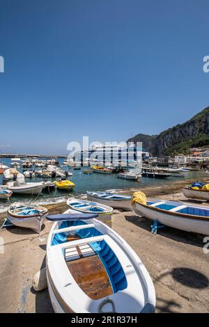 Vue sur le port de Capri, Marina Grande, l'île de Capri, le golfe de Naples, la Campanie, Italie, Europe Banque D'Images