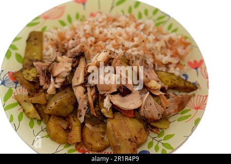 Riz blanc avec vermicelles cuit à la vapeur chaude, tranches de pommes de terre, courgettes, oignons et tomates avec morceaux de poulet et morceaux cuits au four, EGY Banque D'Images