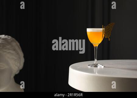 Un verre de cocktail alcoolique aigre sur une table blanche Banque D'Images