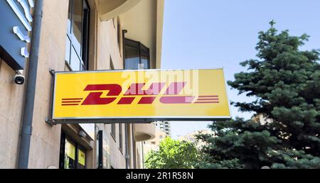 Erevan, Arménie, May8, 2023 : logo DHL sur une façade. DHL Express. Signe du bâtiment de la société de logistique DHL. Banque D'Images