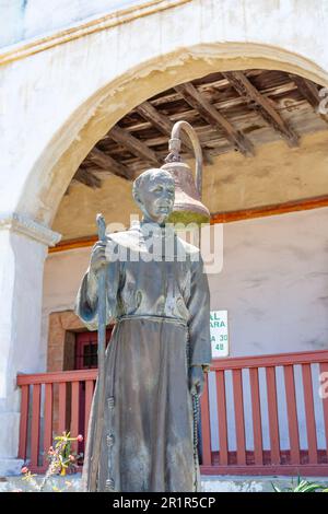 Santa Barbara, Etats-Unis - 23 juin 2012 : vue sur une statue et une cloche à Santa Barbara en Californie dédiée au missionnaire espagnol Junipero Serra Banque D'Images