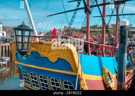 Réplique de Captain Cook’s Endeavour, utilisé comme restaurant, Whitby, North Yorkshire, Royaume-Uni Banque D'Images