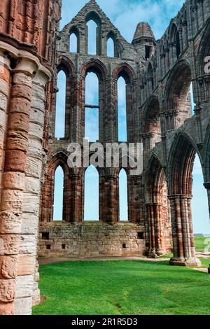 Ciel bleu à travers les fenêtres de l'abbaye de Whitby en ruine, Whitby, Royaume-Uni Banque D'Images