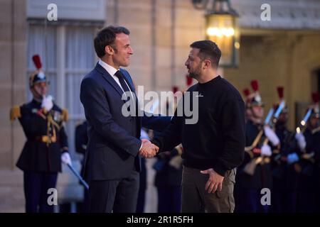 Paris, France. 14th mai 2023. Le président français Emmanuel Macron, à gauche, accueille le président ukrainien Volodymyr Zelenskyy, à droite, à l’Elysée, à 14 mai 2023, à Paris, en France. Crédit: Pool photo/Bureau de presse présidentiel ukrainien/Alamy Live News Banque D'Images