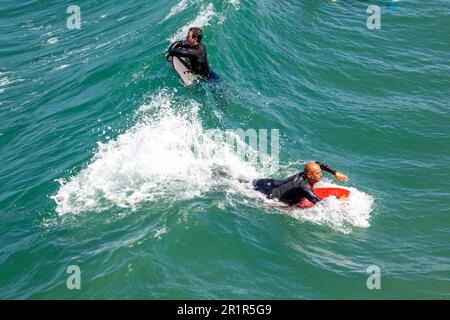 Los Angeles, Etats-Unis - 25 juin 2012: Les gens à Redondo Beach attendent dans l'océan pour la prochaine vague pour le surf. Banque D'Images