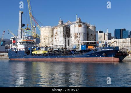 GÊNES, ITALIE, 2 FÉVRIER 2023 - Brezzamare, navire-citerne bunking amarré dans le port de Gênes, Italie Banque D'Images