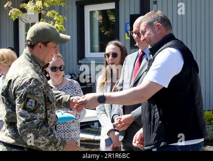 Non exclusif: IRPIN, UKRAINE - 13 MAI 2023 - le chef de ville d'Irpin Oleksandr Markushyn et l'Ambassadeur extraordinaire et plénipotentiaire de la République d' Banque D'Images