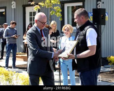 Non exclusif: IRPIN, UKRAINE - 13 MAI 2023 - le chef de ville d'Irpin Oleksandr Markushyn (R) et l'ambassadeur extraordinaire et plénipotentiaire de la République Banque D'Images