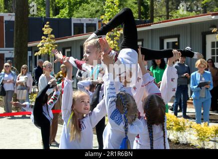 Non exclusif: IRPIN, UKRAINE - 13 MAI 2023 - des étudiants du studio de gymnastique rythmique Syluet se sont produits lors de l'ouverture du module Lastivka Banque D'Images