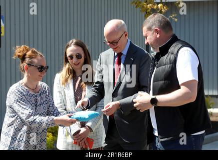 Non exclusif: IRPIN, UKRAINE - 13 MAI 2023 - le chef de ville d'Irpin Oleksandr Markushyn et l'Ambassadeur extraordinaire et plénipotentiaire de la République d' Banque D'Images