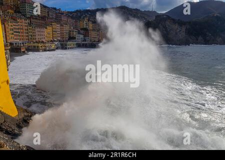 CAMOGLI, ITALIE, le 18 JANVIER 2023 - Mer agitée avec une grande vague dans la ville de Camogli, province de Gênes, Italie Banque D'Images