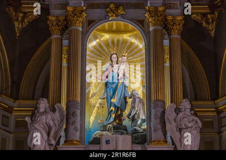 GÊNES, ITALIE, le 4 JANVIER 2023 - la statue de notre Dame sur l'autel du Sanctuaire de notre Dame de la Garde (Madonna della Guardia) dans le brouillard, en hiver Banque D'Images