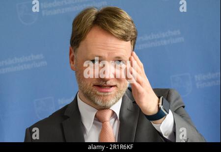 Hanovre, Allemagne. 15th mai 2023. Gerald Heere (Bündnis 90/Die Grünen), ministre des Finances de la Basse-Saxe, présente les résultats régionalisés de l'estimation fiscale de mai 2023 lors d'une conférence de presse au ministère des Finances de la Basse-Saxe. Credit: Julian Stratenschulte/dpa/Alay Live News Banque D'Images