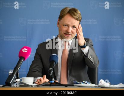 Hanovre, Allemagne. 15th mai 2023. Gerald Heere (Bündnis 90/Die Grünen), ministre des Finances de la Basse-Saxe, présente les résultats régionalisés de l'estimation fiscale de mai 2023 lors d'une conférence de presse au ministère des Finances de la Basse-Saxe. Credit: Julian Stratenschulte/dpa/Alay Live News Banque D'Images