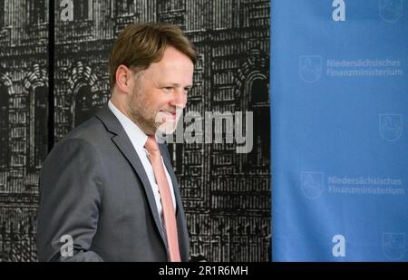 Hanovre, Allemagne. 15th mai 2023. Gerald Heere (Bündnis 90/Die Grünen), ministre des Finances de la Basse-Saxe, arrive pour une conférence de presse au ministère des Finances de la Basse-Saxe pour présenter les résultats régionalisés de l'estimation fiscale de mai 2023. Credit: Julian Stratenschulte/dpa/Alay Live News Banque D'Images