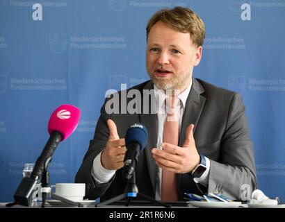 Hanovre, Allemagne. 15th mai 2023. Gerald Heere (Bündnis 90/Die Grünen), ministre des Finances de la Basse-Saxe, présente les résultats régionalisés de l'estimation fiscale de mai 2023 lors d'une conférence de presse au ministère des Finances de la Basse-Saxe. Credit: Julian Stratenschulte/dpa/Alay Live News Banque D'Images