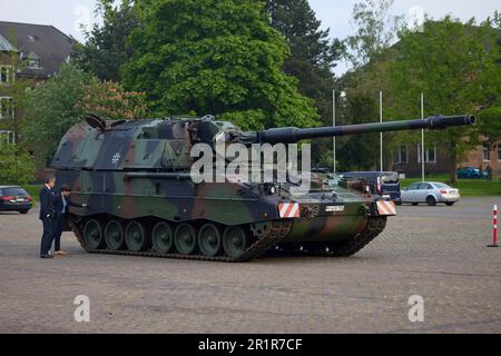 Aix-la-Chapelle, Allemagne. 14th mai 2023. Un Howitzer 2000 de l'armée allemande a exposé un fusil d'artillerie automoteur de calibre 155 mm lors d'une visite du chancelier allemand OLAF Schotz et du président ukrainien Volodymyr Zelenskyy au camp d'Aix-la-Chapelle, à 14 mai 2023, à Aix-la-Chapelle, en Allemagne. L'armée allemande forme les soldats ukrainiens sur le matériel et fournit l'arme avancée pour défendre l'Ukraine. Crédit: Pool photo/Bureau de presse présidentiel ukrainien/Alamy Live News Banque D'Images