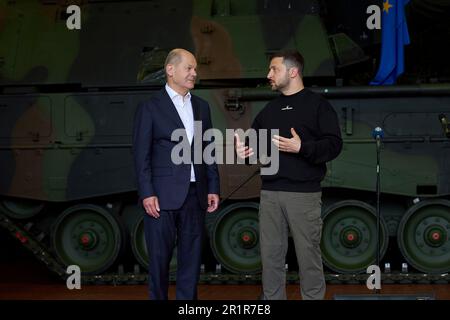 Aix-la-Chapelle, Allemagne. 14th mai 2023. Le chancelier allemand OLAF Schotz, à gauche, écoute le président ukrainien Volodymyr Zelenskyy, à droite, lors de sa visite au camp d'Aix-la-Chapelle, à 14 mai 2023, à Aix-la-Chapelle, en Allemagne. L'armée allemande forme les soldats ukrainiens sur le matériel militaire fourni par l'Allemagne à la base. Crédit: Pool photo/Bureau de presse présidentiel ukrainien/Alamy Live News Banque D'Images