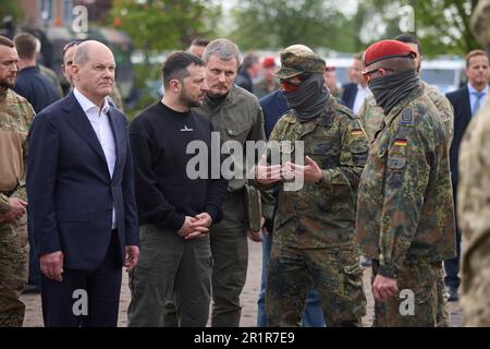 Aix-la-Chapelle, Allemagne. 14th mai 2023. Le chancelier allemand OLAF Schotz, à gauche, et le président ukrainien Volodymyr Zelenskyy, au centre, regardent une manifestation lors d'une visite au camp d'Aix-la-Chapelle, à 14 mai 2023, à Aix-la-Chapelle, en Allemagne. L'armée allemande forme les soldats ukrainiens sur le matériel militaire fourni par l'Allemagne à la base. Crédit: Pool photo/Bureau de presse présidentiel ukrainien/Alamy Live News Banque D'Images
