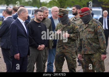 Aix-la-Chapelle, Allemagne. 14th mai 2023. Le chancelier allemand OLAF Schotz, à gauche, et le président ukrainien Volodymyr Zelenskyy, 2nd ans à gauche, regardent une manifestation lors d'une visite au camp d'Aix-la-Chapelle, à 14 mai 2023, à Aix-la-Chapelle, en Allemagne. L'armée allemande forme les soldats ukrainiens sur le matériel militaire fourni par l'Allemagne à la base. Crédit: Pool photo/Bureau de presse présidentiel ukrainien/Alamy Live News Banque D'Images