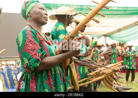 Jos, Nigéria. 12th mai 2023. Une femme jouant de la guitare traditionnelle pendant le festival Nzem Berom à Jos, au Nigeria. Banque D'Images