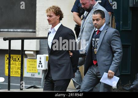 Daniel Penny se rend à la police du quartier 5th pour faire face à des accusations d'homicide involontaire coupable de la mort de Jordan Neely dans le métro de New York sur 12 mai 2023 In Banque D'Images