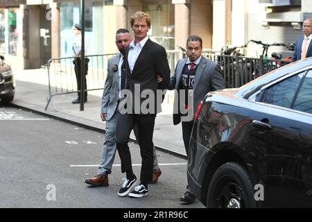 Daniel Penny se rend à la police du quartier 5th pour faire face à des accusations d'homicide involontaire coupable de la mort de Jordan Neely dans le métro de New York sur 12 mai 2023 In Banque D'Images