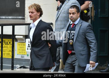 Daniel Penny se rend à la police du quartier 5th pour faire face à des accusations d'homicide involontaire coupable de la mort de Jordan Neely dans le métro de New York sur 12 mai 2023 In Banque D'Images