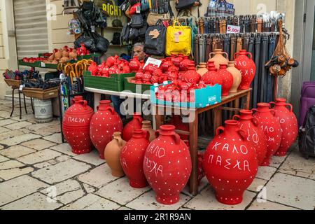 Stand de rue offrant des marées, pots d'argile rouge, à briser, déposé de balcons et de fenêtres à 11 heures le samedi Saint, signalant la résurrection du Christ, rue Voulgareos dans la ville de Corfou, île de Corfou, Grèce Banque D'Images