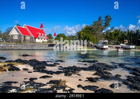 Église rouge catholique traditionnelle près de la plage à Cap Malheureux, Rivière du Rempart, île Maurice Banque D'Images