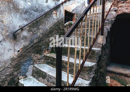 Vieux escalier en pierre et en béton usé dans la ville de Lovran en Croatie, attention sélective Banque D'Images