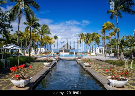 Piscine principale de l'hôtel de luxe 5 étoiles Heritage le Telfair dans le sud de l'île Maurice à la plage de Bel ombre, île Maurice. Banque D'Images