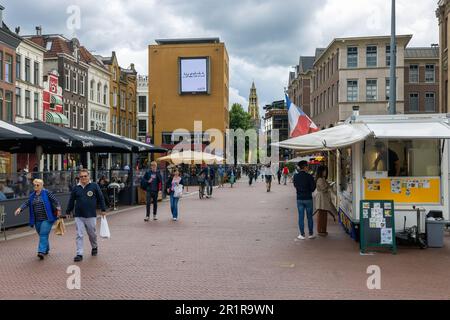 Groningen, pays-Bas - 7 juillet 2022: Les gens du shopping près du marché se trouvent sur la place Vismarkt, près du centre-ville médiéval de Groningen Banque D'Images