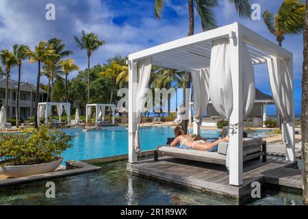 Piscine principale de l'hôtel de luxe 5 étoiles Heritage le Telfair dans le sud de l'île Maurice à la plage de Bel ombre, île Maurice. Banque D'Images