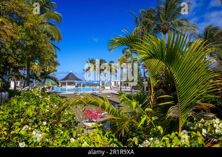 Piscine principale de l'hôtel de luxe 5 étoiles Heritage le Telfair dans le sud de l'île Maurice à la plage de Bel ombre, île Maurice. Banque D'Images