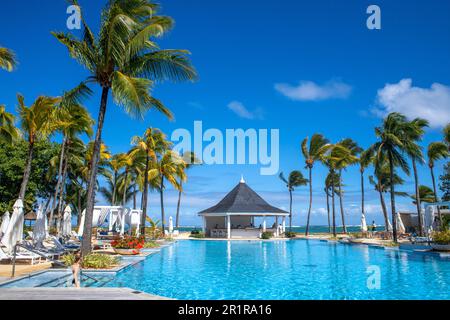 Piscine principale de l'hôtel de luxe 5 étoiles Heritage le Telfair dans le sud de l'île Maurice à la plage de Bel ombre, île Maurice. Banque D'Images