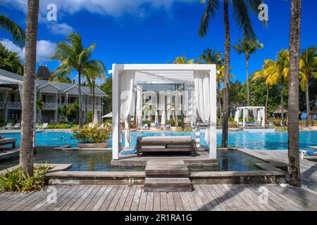 Piscine principale de l'hôtel de luxe 5 étoiles Heritage le Telfair dans le sud de l'île Maurice à la plage de Bel ombre, île Maurice. Banque D'Images